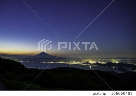 伊豆だるま山高原より富士山夕景 伊豆だるま山高原より富士山夕景 106660488