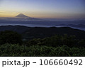 伊豆だるま山高原より富士山夕景 106660492