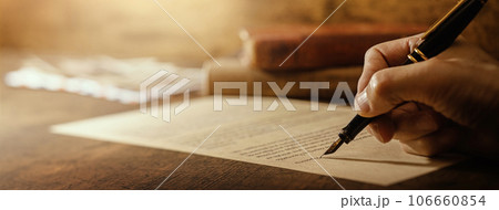 万年筆で手紙を書く人物 万年筆で手紙を書く人物 106660854