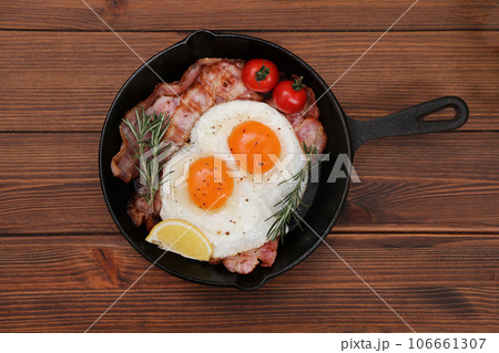 スキレットで作るベーコンエッグ 106661307
