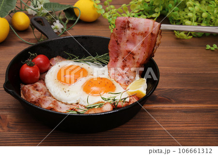 スキレットで作るベーコンエッグ スキレットで作るベーコンエッグ 106661312