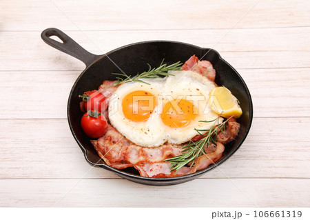 スキレットで作るベーコンエッグ 106661319