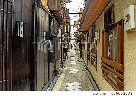【イラスト風京都】京町屋の粋な佇まい 【イラスト風京都】京町屋の粋な佇まい 106662332