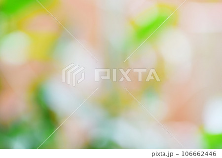 グリーンの玉ボケ　グラデーション　背景素材 106662446