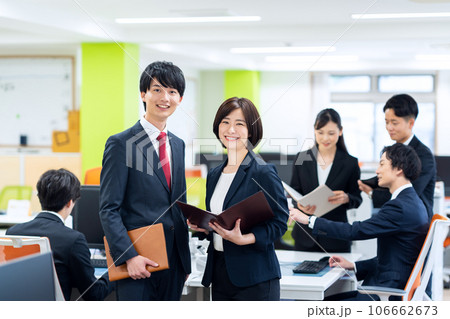 オフィスで打ち合わせをするビジネスマン オフィスで打ち合わせをするビジネスマン 106662673