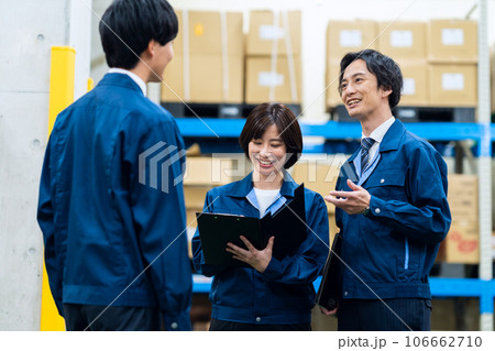 配送センターで働く作業服を着た男女の社員 配送センターで働く作業服を着た男女の社員 106662710