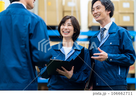 配送センターで働く作業服を着た男女の社員 配送センターで働く作業服を着た男女の社員 106662711