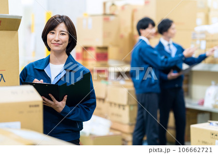 配送センターで働く作業服を着た男女の社員 106662721