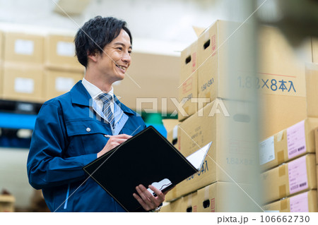 配送センターで働く作業服を着たビジネスマン 配送センターで働く作業服を着たビジネスマン 106662730
