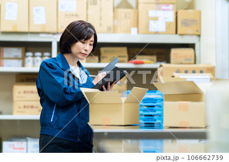 配送センターで働く作業服を着た若い女性の作業員 106662739