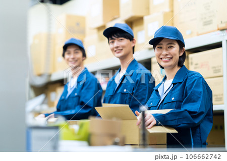 配送センターで働く作業服を着た若い男女の作業員 106662742