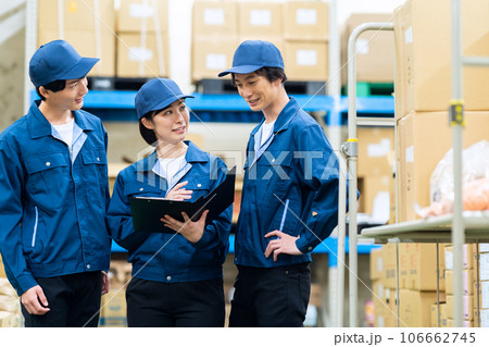 配送センターで働く作業服を着た若い男女の作業員 106662745