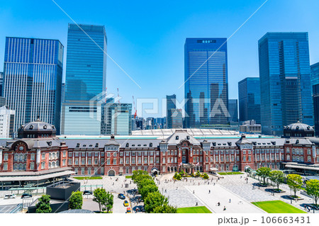 【東京都】爽やかな青空に恵まれた東京駅前の風景 106663431
