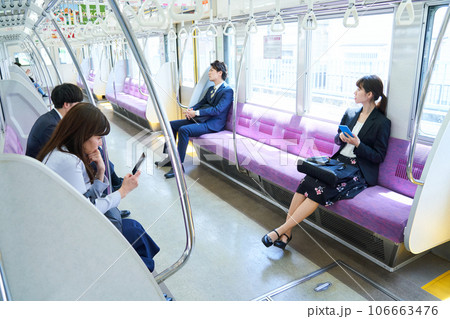 電車に乗車する男女 撮影協力「京王電鉄株式会社」 電車に乗車する男女 撮影協力「京王電鉄株式会社」 106663476