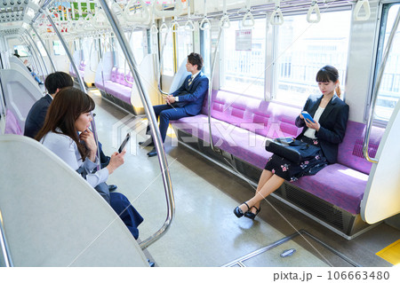 電車に乗車する男女 撮影協力「京王電鉄株式会社」 電車に乗車する男女 撮影協力「京王電鉄株式会社」 106663480