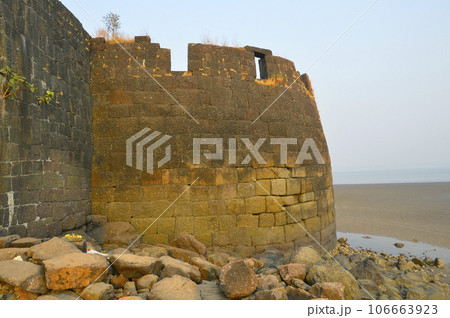 Bastion of fort Kolaba near Alibaug beach, Maharashtra, India, India 106663923