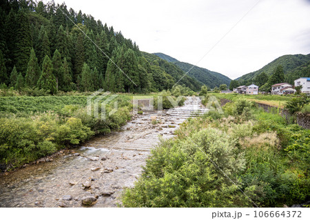 利賀村の風景　百瀬川　南砺市　富山県　山村　田舎　地方　自然　 106664372