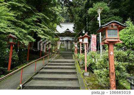 出流山千手院満願寺の参道の石段と本堂 出流山千手院満願寺の参道の石段と本堂 106665019