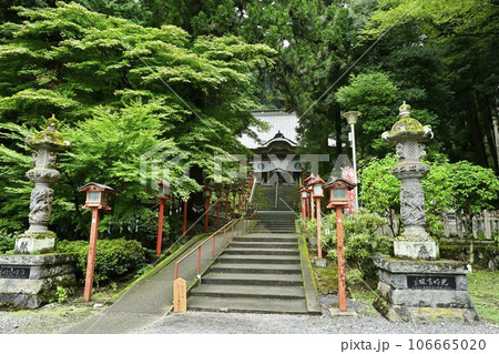 出流山千手院満願寺の参道の石段と本堂 106665020