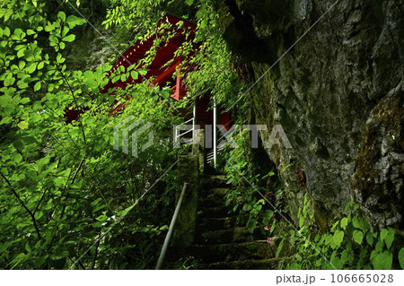 出流山千手院満願寺の奥之院の拝殿に登拝路 106665028