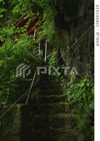 出流山千手院満願寺の奥之院の拝殿に登拝路 106665029