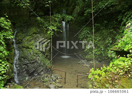 出流山千手院満願寺奥の院の大悲の滝 106665061