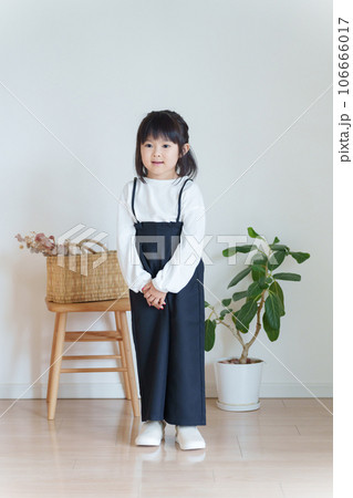 子供の春服秋服ファッションコーディネート全身(縦向き) 子供の春服秋服ファッションコーディネート全身(縦向き) 106666017