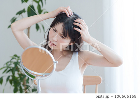 髪の生え際をチェックする女性 106666169