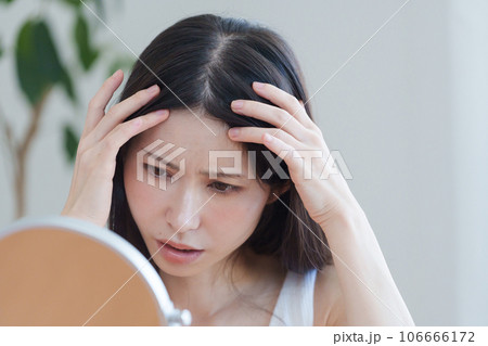 髪の生え際をチェックする女性 106666172