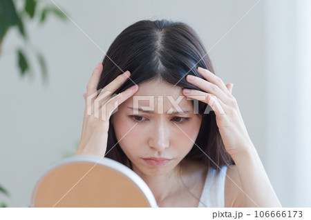 髪の生え際をチェックする女性 106666173