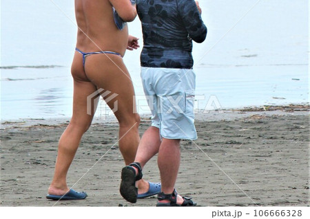 Tバックビキニでビーチで遊ぶ男性 夏風景の写真素材 [106666328] - PIXTA