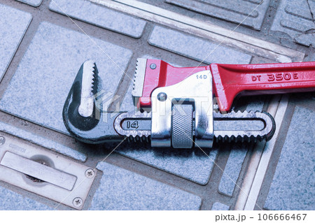 工事器具のパイプレンチ 106666467