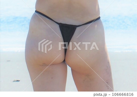 Tバックマイクロビキニを着た水着女性　夏風景 106666816