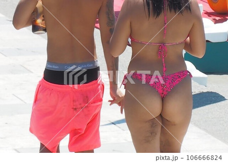 ビーチで遊ぶ水着姿のカップル 夏風景 ビーチで遊ぶ水着姿のカップル 夏風景 106666824