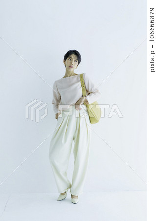 白背景の若い女性の全身のファッションポートレート　縦位置 106666879