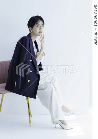 白背景のジャケットを羽織った全身の若い女性のファッションポートレート 縦位置 白背景のジャケットを羽織った全身の若い女性のファッションポートレート 縦位置 106667190