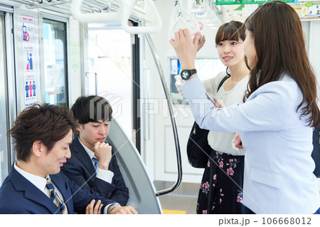 電車に乗車する男女 撮影協力「京王電鉄株式会社」 電車に乗車する男女 撮影協力「京王電鉄株式会社」 106668012