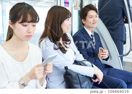 電車に乗車する男女　撮影協力「京王電鉄株式会社」 106668019