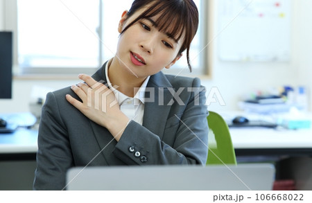 疲れを感じる女性会社員イメージ 106668022