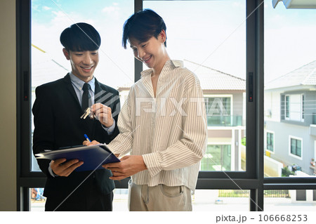 Real estate agent having consultation with young man clients about home rental. Property investment concept 106668253