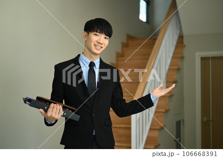 Confident male realtor standing in new house for sale ready to presenting offer. Real estate and property investment concept 106668391