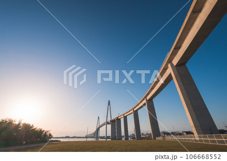 青空と長く美しい橋 106668552