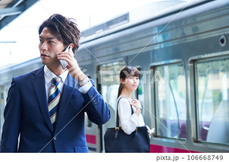 若い男性 駅のホーム 撮影協力「京王電鉄株式会社」 若い男性 駅のホーム 撮影協力「京王電鉄株式会社」 106668749
