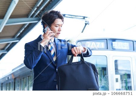 若い男性 駅のホーム 撮影協力「京王電鉄株式会社」 若い男性 駅のホーム 撮影協力「京王電鉄株式会社」 106668751