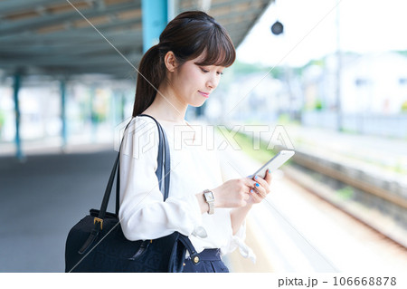 若い女性　駅のホーム　撮影協力「京王電鉄株式会社」 106668878