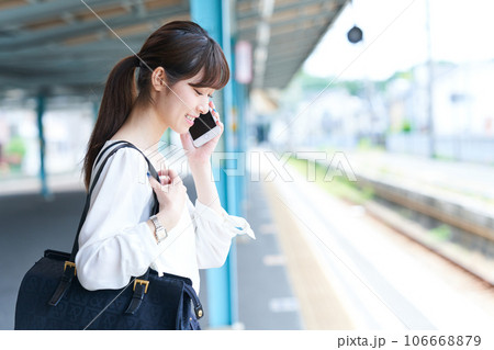 若い女性 駅のホーム 撮影協力「京王電鉄株式会社」 若い女性 駅のホーム 撮影協力「京王電鉄株式会社」 106668879