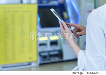 若い女性 券売機 スマホ モバイルSuica 撮影協力「京王電鉄株式会社」 若い女性 券売機 スマホ モバイルSuica 撮影協力「京王電鉄株式会社」 106668880