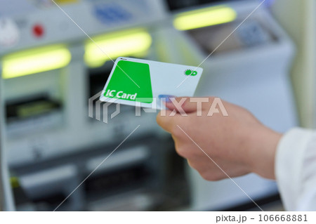 駅　電車　女性　改札　券売機　 Suica      撮影協力「京王電鉄株式会社」 106668881