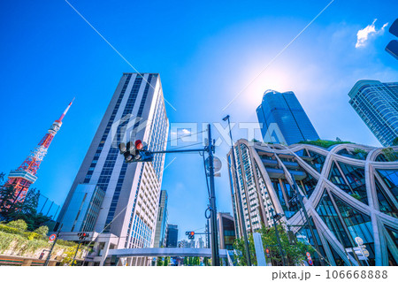 日本の東京都市景観 緑が映える新名所・麻布台ヒルズなどを望む。左は東京タワー 106668888