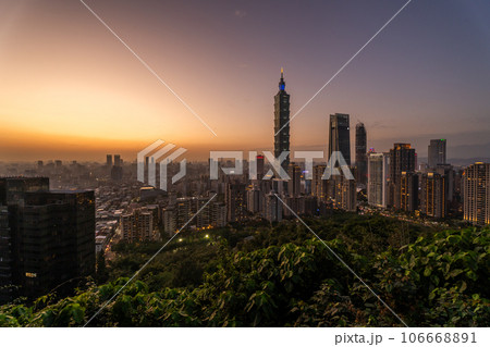 象山煙火平台から見る台北101と信義区の夕景 台湾 台北市 106668891